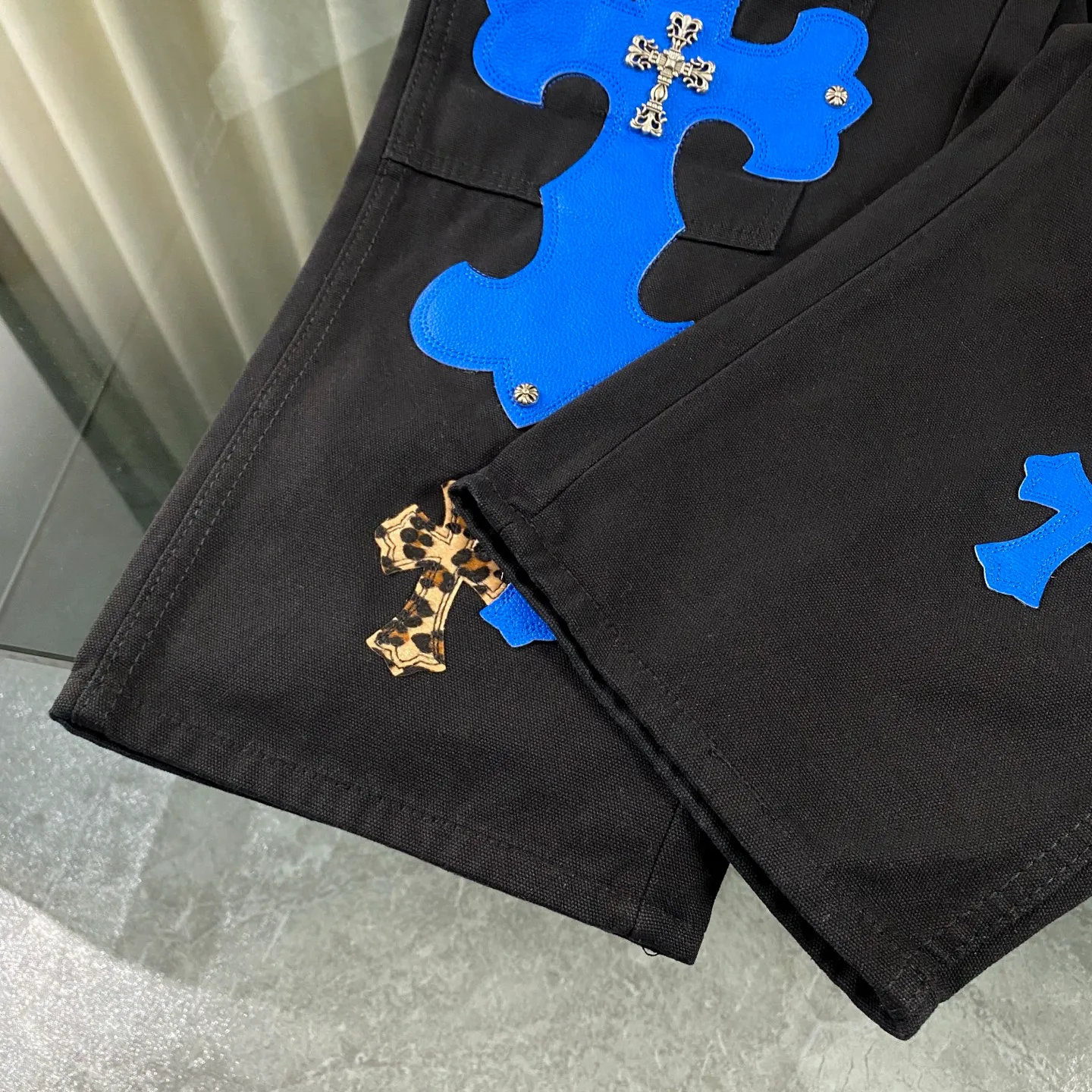 P270 CH Chromehearts family and friends limited edition leopard print blue cross patchwork leather black work jeans logging pants. The counter price is 34W level, patchwork cross pattern embellishment, washed jeans! ! An absolutely high-end luxury product, a 1.9W-level god-level single product, a super popular product, made by top heavy industry, a magic weapon that cannot be missed! [About Zangyin] This is an extremely luxurious fashion brand that can also be called the aristocracy of the high street. It has always been an exclusive brand for some hipsters or rich second generations. Compared with ordinary high streets, it is more luxurious and noble. Compared with luxury brands, it is more fashionable and individual. It has always been a brand that I have a special liking for. [Top heavy industry fashion design] Consistently high-street luxury style. Speaking of this style, the Zangyin family and GU family are definitely the leading representative brands. Especially the Zangyin family has really achieved a state-of-the-art effect in creating high-street style. The unique washed material is used to create this style. The color system is already quite eye-catching. After it is decorated with patchwork cross flowers, it cleverly highlights the charm of the brand. Secondly, this style uses classic The high-waist cutting design highlights the long legs and fashionable temperament of the upper body. The brand is highly recognizable and the slim fit configuration is more suitable for daily wear. It is a product that interprets personality, fashion, and specifications at a glance. This single product is enough to make any fan excited. It can be a white T-shirt for a youthful college style, or a tight suspender for a royal style. It has strong matching ability and can be easily controlled by men.  [Materials and craftsmanship] Needless to say, this point goes without saying. As an excellent craftsman brand, Zangyin’s requirements for details and craftsmanship are really perfect. The washed color of this model has gone through so many processes, not to mention the embellishment of denim appliques. It is also purely hand-made and sewn. Just like what they believe in, only hand-made things have soul and have the meaning of wear. A top-notch heavy-duty fashionable denim item, I look forward to your perfect interpretation! !  Color: Black Size: 28-36